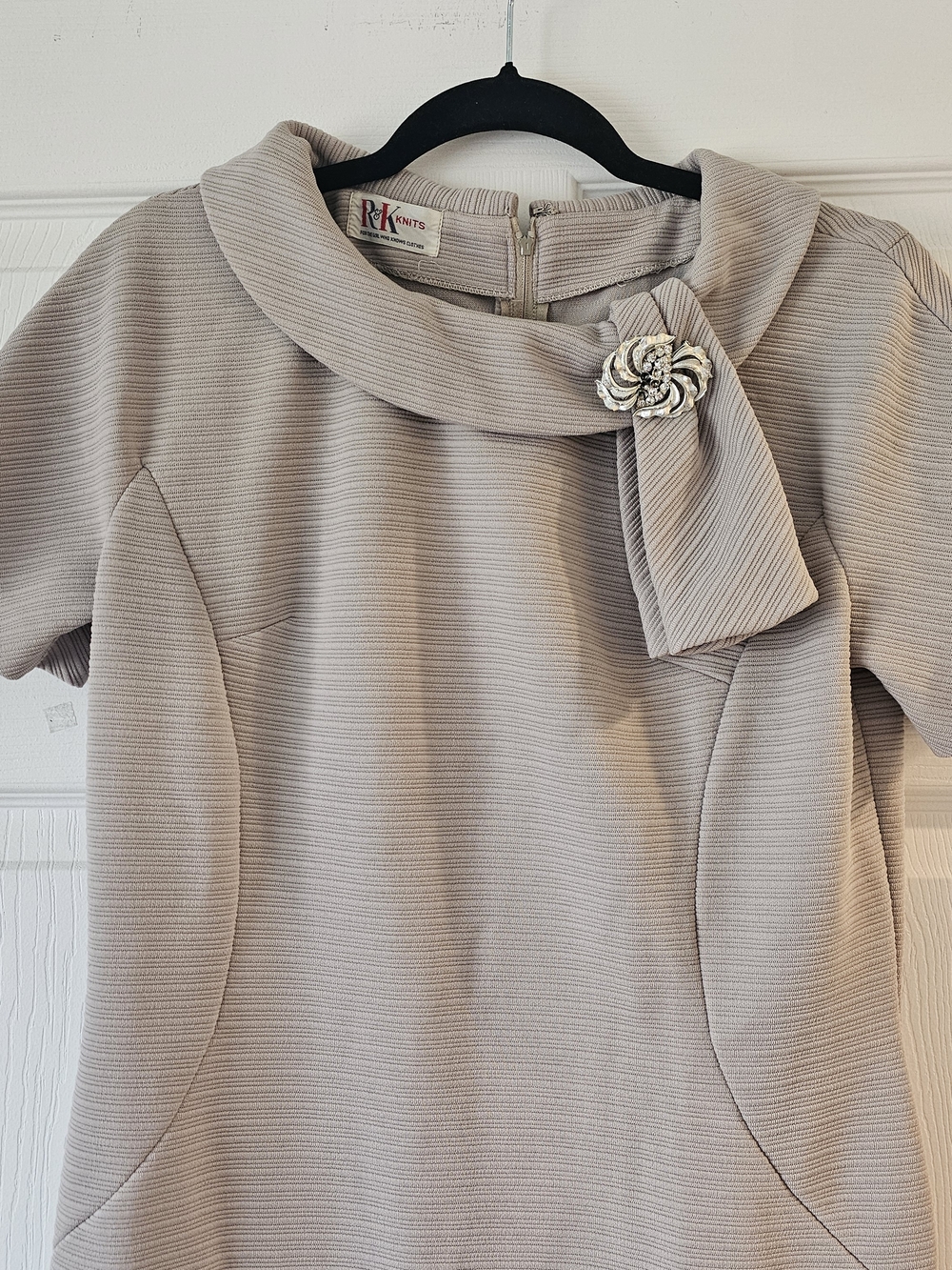 1950s 1960s Vintage R & K Knits Tuape Sand Shift Dress Rhinestone Broach #20 - Picture 3 of 7